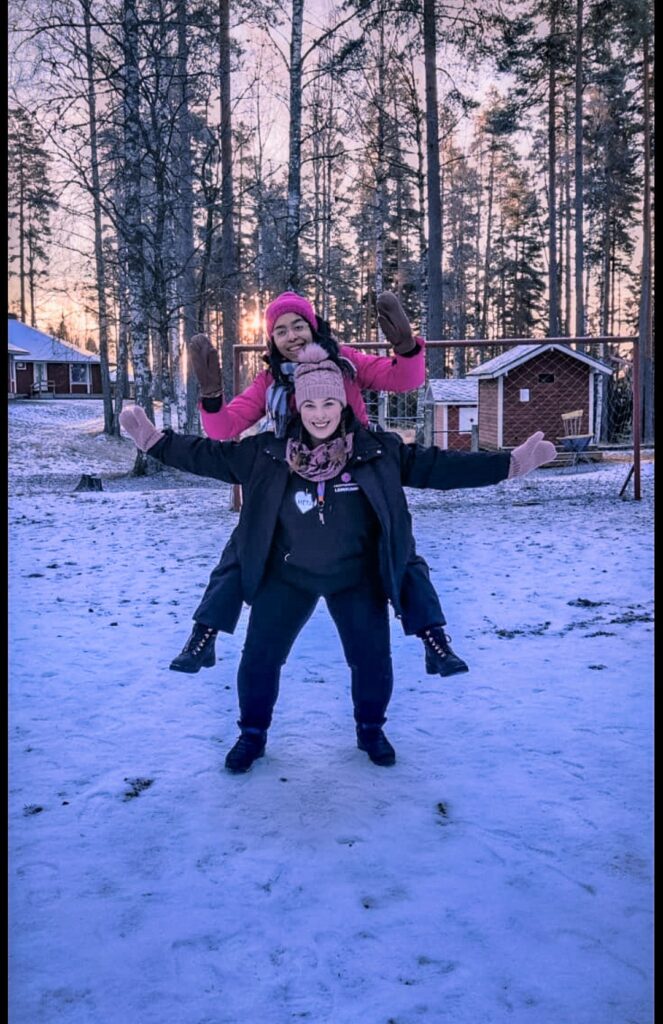 Leirikummit Heta ja Mira ulkoilemassa marraskuisella leirillä